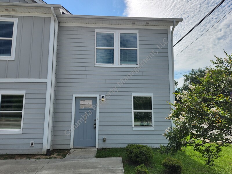 Must see this updated property! Minutes from restaurants, shops and Publix on Rosewood Drive! Five minutes from Fort Jackson & University of South Carolina!